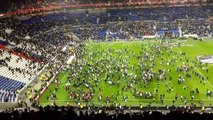 >Lyon-Besiktas : Images Pelouse envahie, pétards, bagarres… la fête gâchée au Parc OL