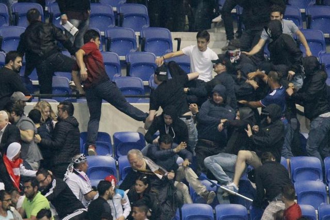 LYON-BESIKTAS: DES BAGARRES, LES SUPPORTERS SE RÉFUGIENT... SUR LE TERRAIN