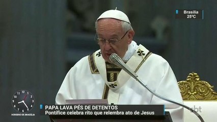 Papa Francisco lava e beija pés de 12 detentos na Itália
