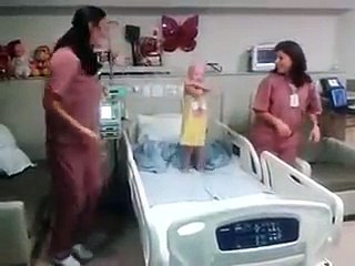 KJO VIDEO ËSHTË BËRË HIT NË RRJET, INFERMIERET KËRCEJNË PËR VOGËLUSHEN E SËMURË (VIDEO)