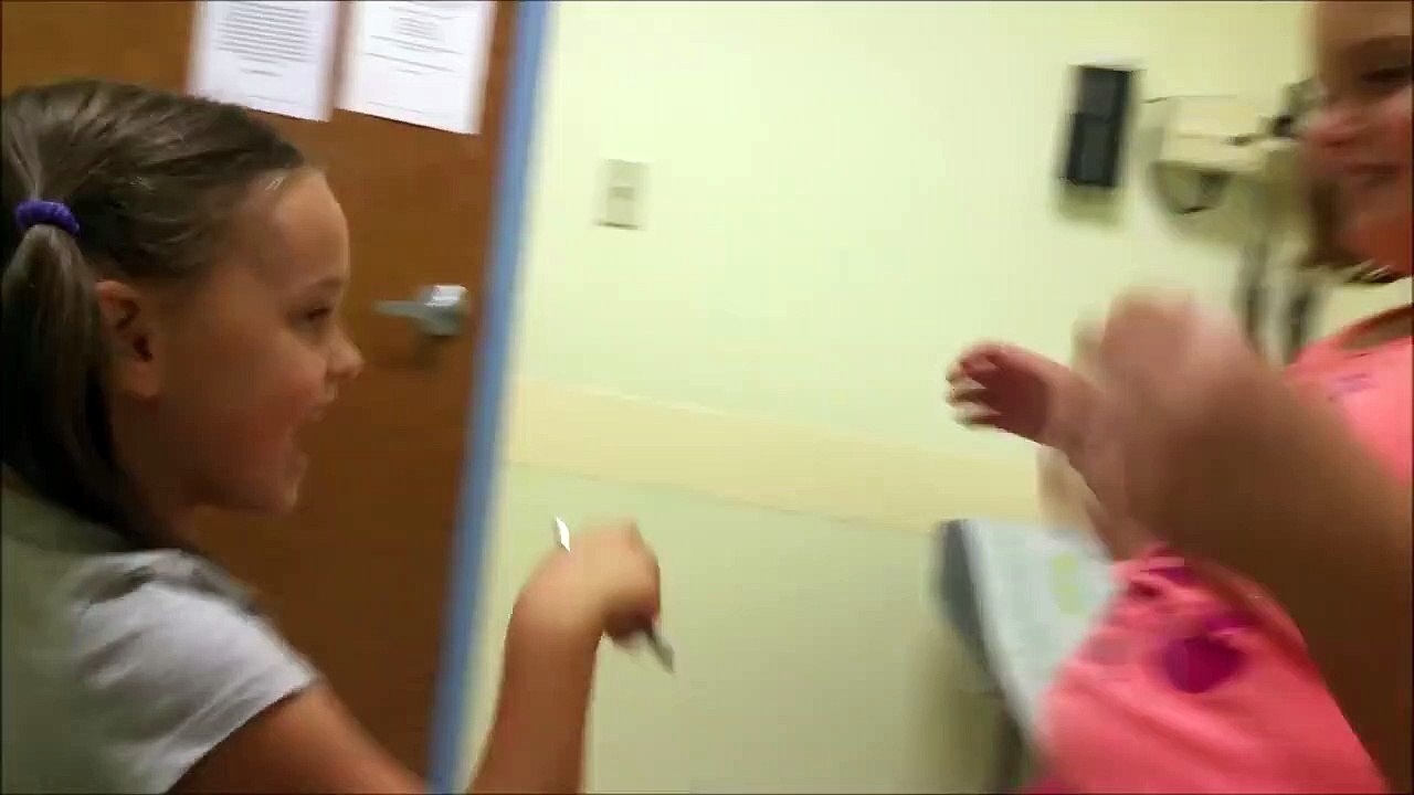Playing Doctor @ Office Visit 'Victoria & Annabelle' Freak Family-ligwOT7prAk