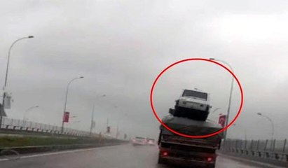 Yüklerin üzerinde bir de araba taşıdı