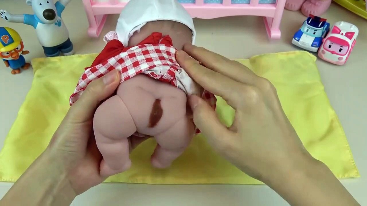 Baby Doll poops diaper change & baby sitter play toy-677Nlv15