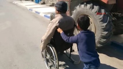 Manisa Iraklı Çocuk Engelli Babasını Gezdiriyor