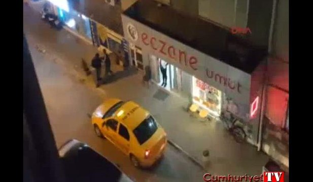Öfkeli kadın, kocasını sokak ortasında evire çevire dövdü