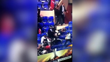 Скачать видео: Violents affrontements dans les tribunes lors du match OL - Besiktas