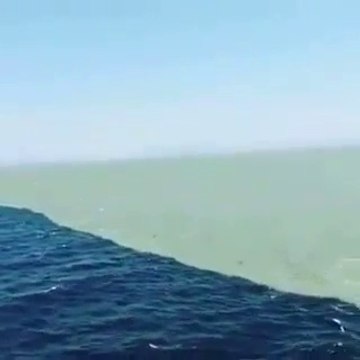 Quand l'eau douce rencontre l'eau salée en mer. Phénomène magnifique