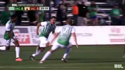 Ce but est incroyable : longue touche acrobatique suivie d'un ciseau !