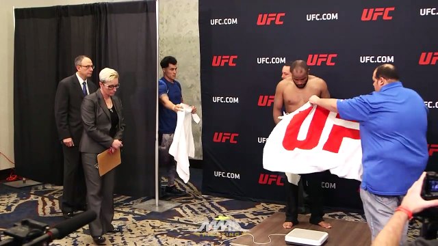 Un combattant MMA réussi à perdre 500g en 2 minutes lors de la pesée!