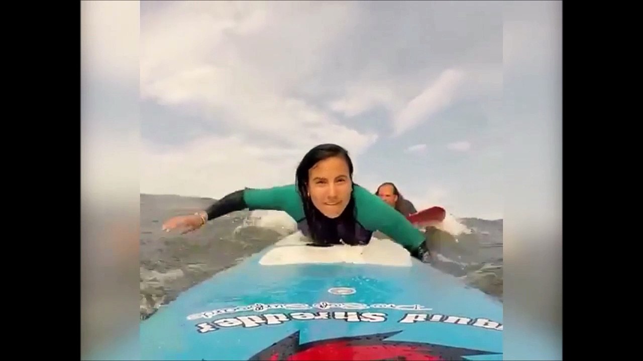Cette surfeuse est violemment percutée par un autre surfeur