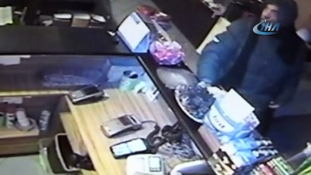 Bahşiş kutusunu çalarken kameralara yakalandı