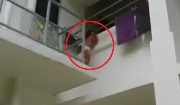 Balkondan düşmek üzere olan çocuğu böyle kurtardı