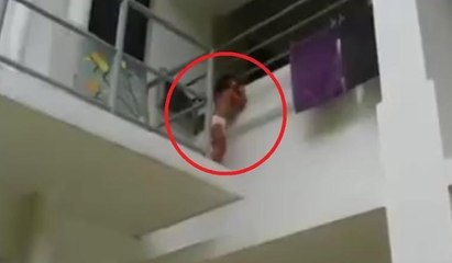 Balkondan düşmek üzere olan çocuğu böyle kurtardı