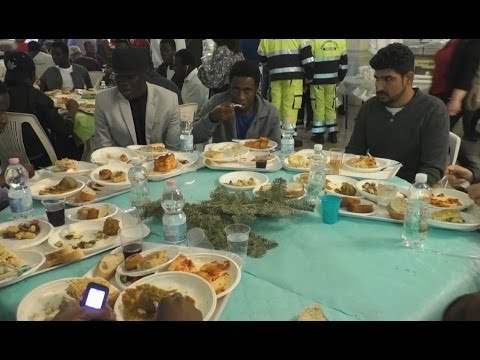 Napoli - Pasqua, pranzo per i senzatetto al Teatro San Carlo (13.04.17)