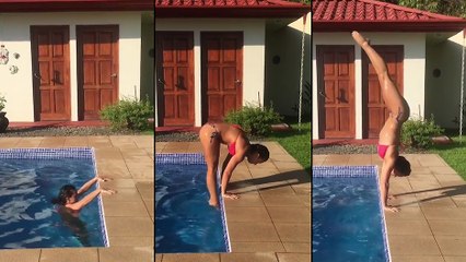 Une jeune femme sort d'une piscine comme l'aurait fait Lara Croft