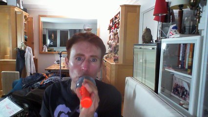 Wiwi égratigne "la la la" de Guillaume Cantillon