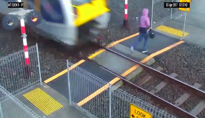 Video herunterladen: Une femme manque de peu de se faire percuter par un train