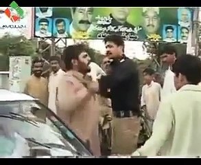 See How This Pathan Is Beating Police Officer For Reason Watch Video