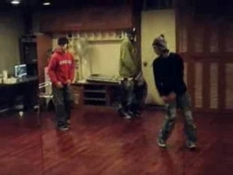 BIG BANG - Tae Yang and G-Dragon dance 4
