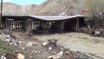 Bingöl'de Sağanak Yağış Nedeniyle Dere Taştı, Evleri Su Bastı