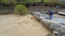 Sağanak Yağış Sele Neden Oldu, Köy Yolları Ulaşıma Kapandı