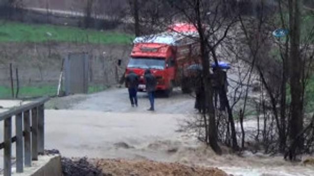 Şemdinli-Derecik Yolu Şiddetli Yağış Nedeniyle İkiye Bölündü