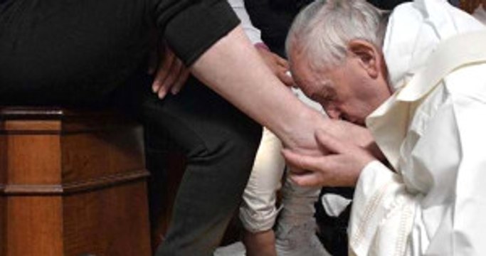 Papa, Mahkumların Ayaklarını Yıkadıktan Sonra Öptü
