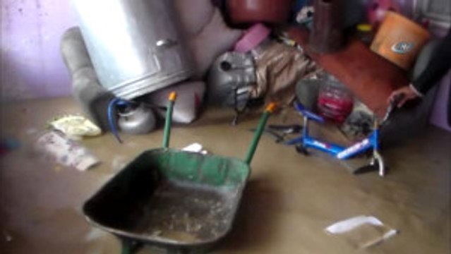 Şiddetli Yağış Nedeniyle Evler Sular Altında Kaldı