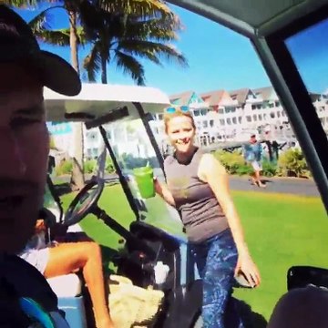 Un homme en vacances avec Reese Witherspoon n'arrête pas de la troller