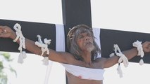 Católicos filipinos emulan a Jesucristo crucificándose durante el Viernes Santo