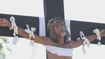 Católicos filipinos emulan a Jesucristo crucificándose durante el Viernes Santo