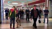 Un homme russe se promène avec un tigre dans un centre commercial