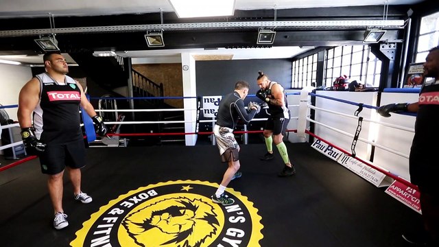 Boxe & rugby à Pau : entraînement de boxe pour les joueurs de la Section Paloise avec Karim Aliliche