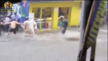 Detik-detik Warga terseret banjir di bandung terekam kamera warga