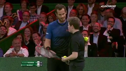 Andy Murray laisse un ramasseur de balles le remplacer face à Roger Federer