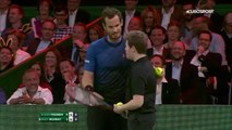 Andy Murray laisse un ramasseur de balles le remplacer face à Roger Federer