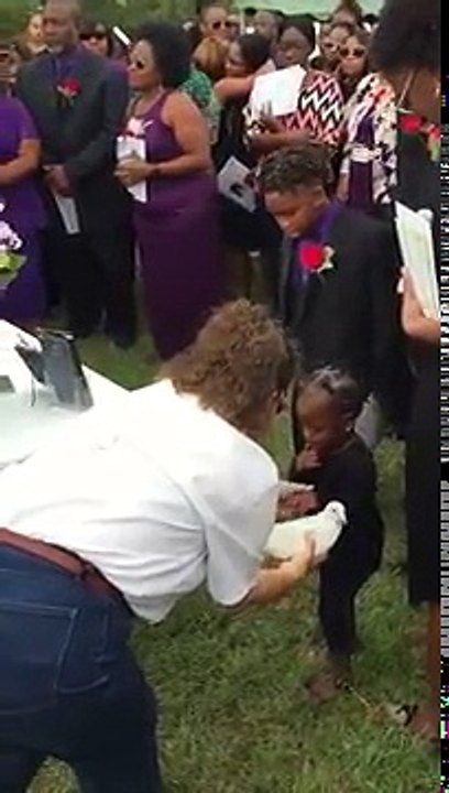 Un lâcher de colombes lors d'un enterrement finit de la plus horrible des façons pour la famille