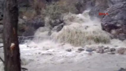 Şırnak Beytüşşebap'ta Sel Hayatı Felç Etti-3