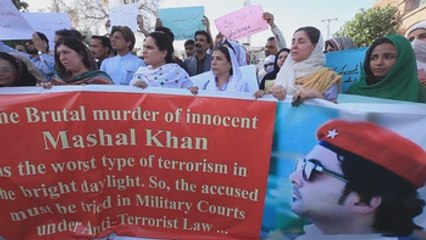 Activistas condenan el linchamiento de un joven por blasfemia en Pakistán