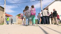 Mungesa e transportit publik lë pa mësim nxënësit e fshatit Çiflik
