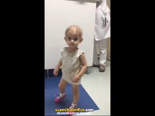 Kanser Tedavisi Gören Küçük Kız İçin Mini Bir Konser Veren Doktor