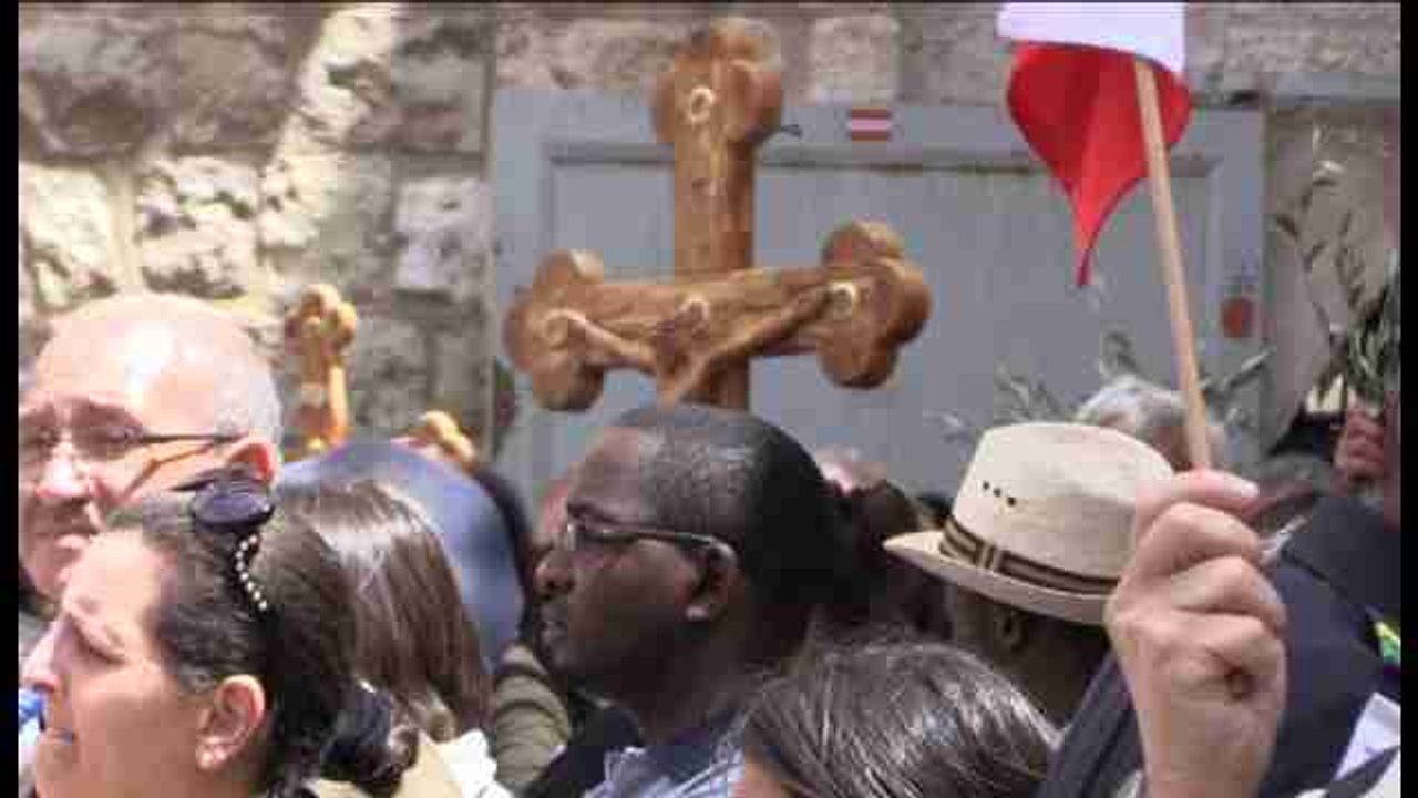 Miles de cristianos repiten los pasos de Jesús por el Via Crucis en Jerusalén