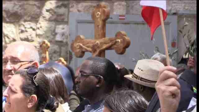 Miles de cristianos repiten los pasos de Jesús por el Via Crucis en Jerusalén