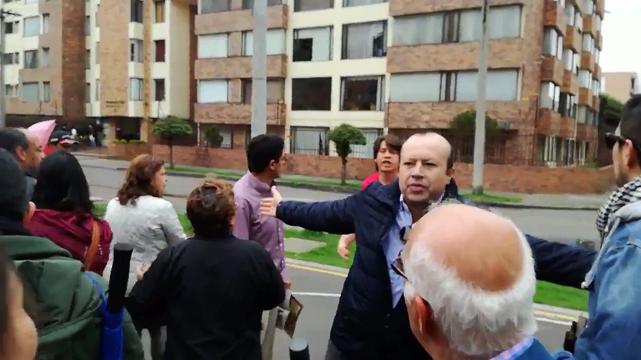 Joven en pijama sale a reclamar viacrucis en BOgotá