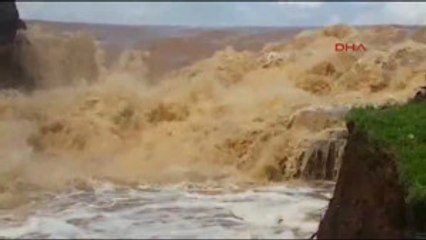 Mardin Yağışla Birlikte Gölette Biriken Sular, Üzerinden Yol Geçen Seti Ikiye Ayırdı