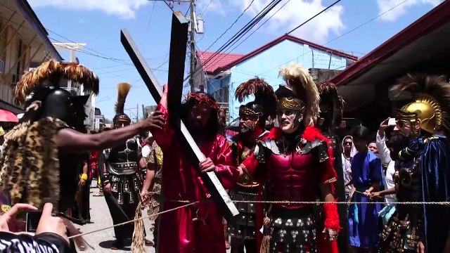 Philippines : des fidèles rejouent la Passion du Christ