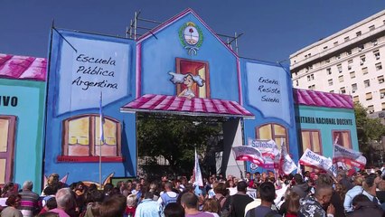 Maestros argentinos enseñan su reclamo en ‘escuela itinerante’