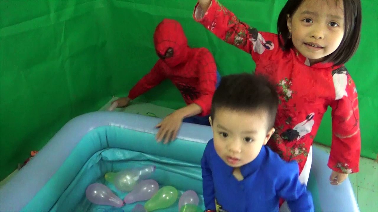 Spiderman guide children to learn English by balloons - balloons pump with Spiderman