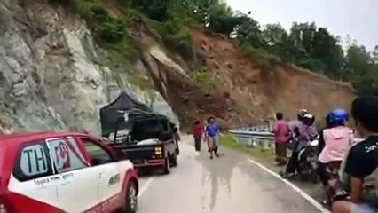 Detik-detik longsor terekam kamera warga lewat di Pacitan, JUM'AT 16_12_2016