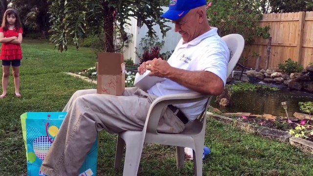 Un daltonien de 66 ans teste les lunettes EnChroma